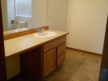6508 Harris Hawk Bathroom.jpg