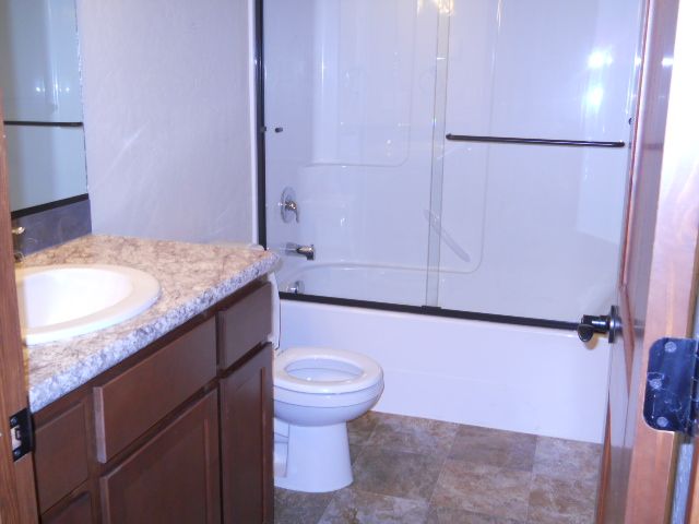 2803 N 15th Bath2.JPG