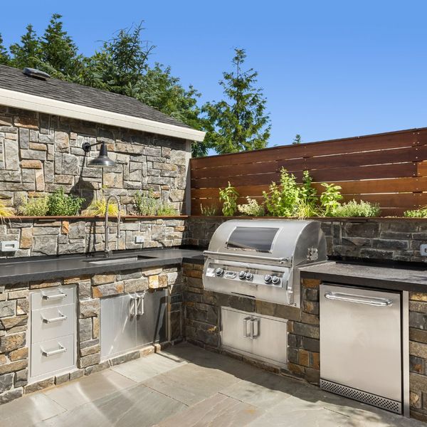 outdoor kitchen with stones 