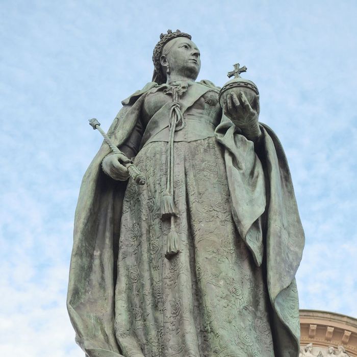 a statue of Queen Victoria