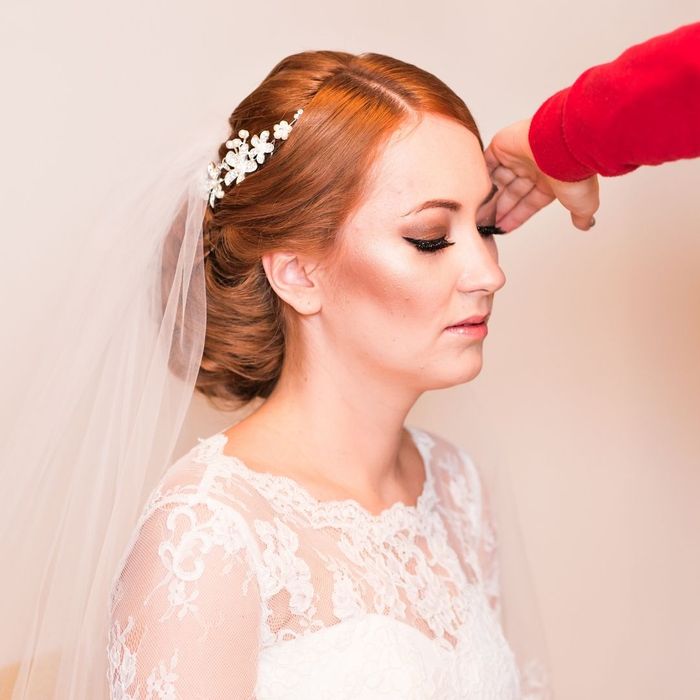 Applying a bride's makeup