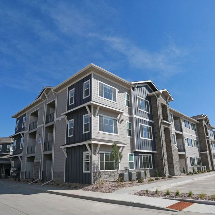 A picture of Fossil Ridge Apartments from the outside