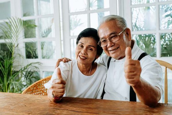 elderly couple with thumbs up