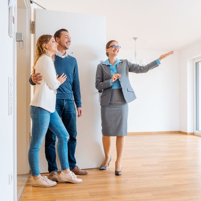 renters talking with homeowner