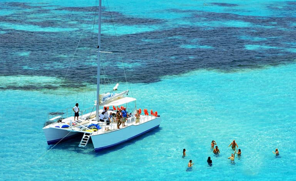 Catamaran_1-e4995f0da0494878a83ba09d3e8590f34d413e4c9dde82d1c5df2646dbb82e3f.jpg