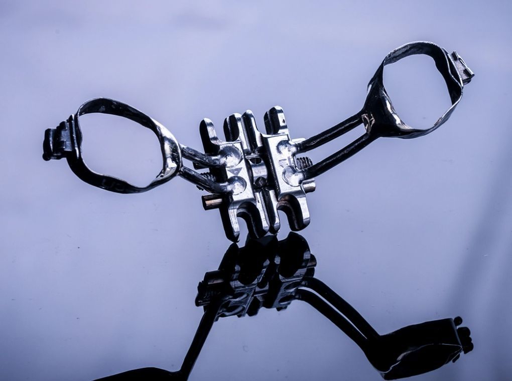 a upper jaw metal expander for dentists