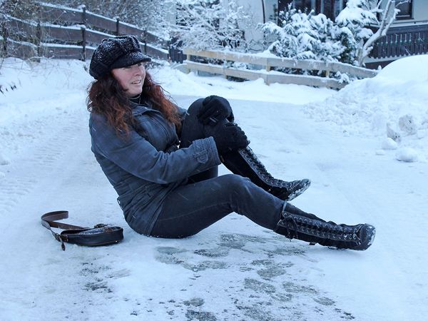 woman grabbing knee after slip and fall