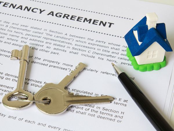 tenancy agreement keys and a pen