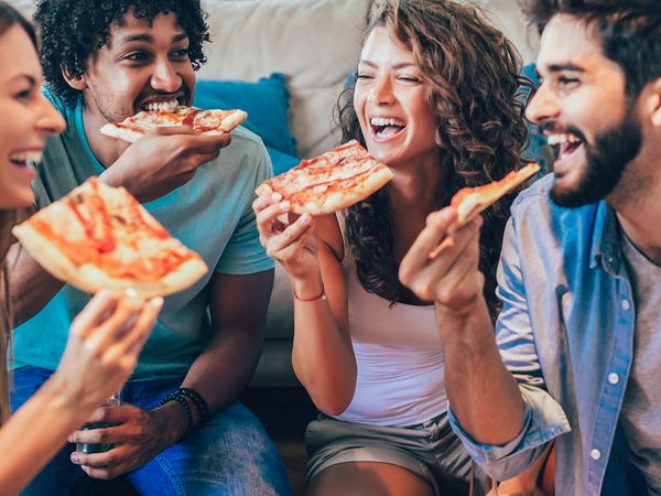 Image of friends eating pizza
