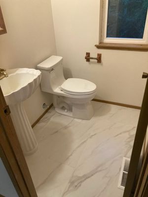 Renovated 1/2 bath 608542662_1367857168686980_3681860993641098619_n.jpg