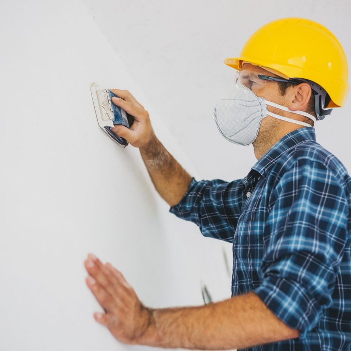 Man fixing wall plaster 