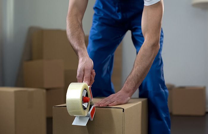 professional mover packing boxes