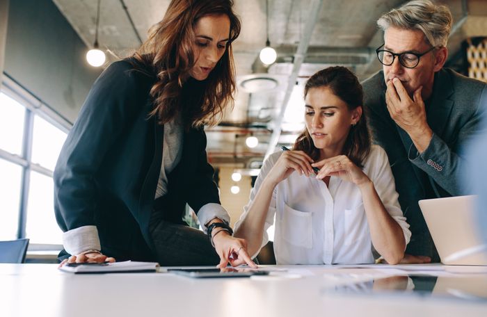  A business consultant helps an employee and CEO.