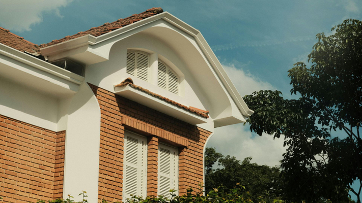 Exterior window shutters