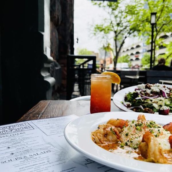 Outside dining with cajun brunch food