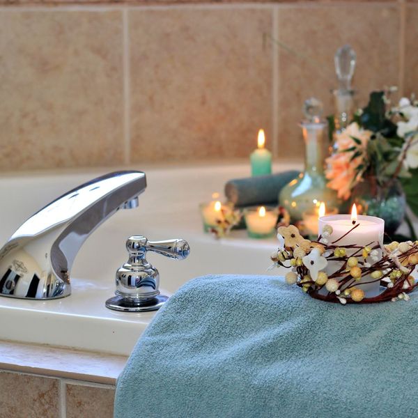 candles for relaxation on soaking tub