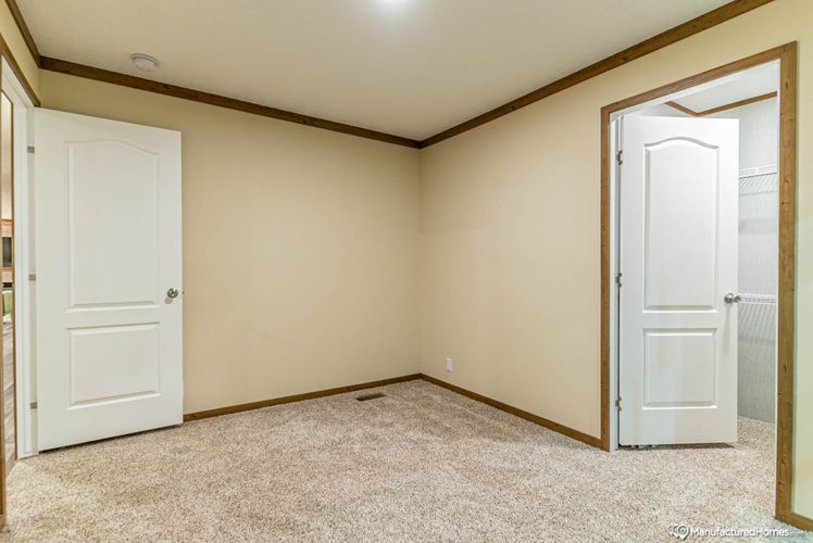 The Excalibur 32644X-bed-4.jpg