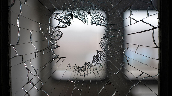 How to Handle Insurance Claims for Broken Glass - Featured Image.jpg