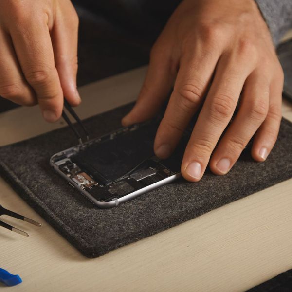 The Benefits of Using Authorized Technicians for Cell Phone Repair - 4.jpg