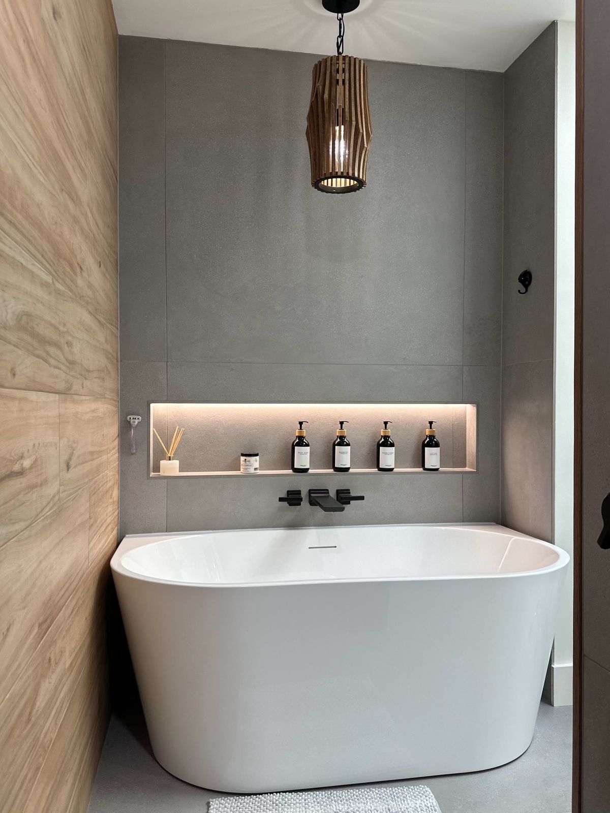 Bathroom Design: Free-Standing Tub with IN4913 LED Niche