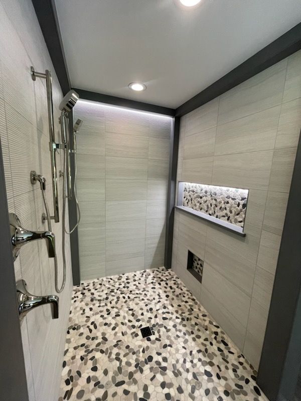 Modern Luxury Shower with IN4913 Niche and INLTCHNL60
