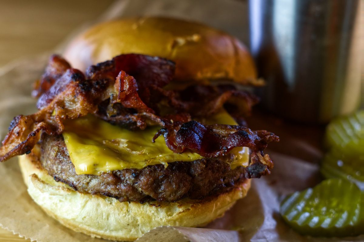 DSC05638+bacon+burger+close+up.jpg
