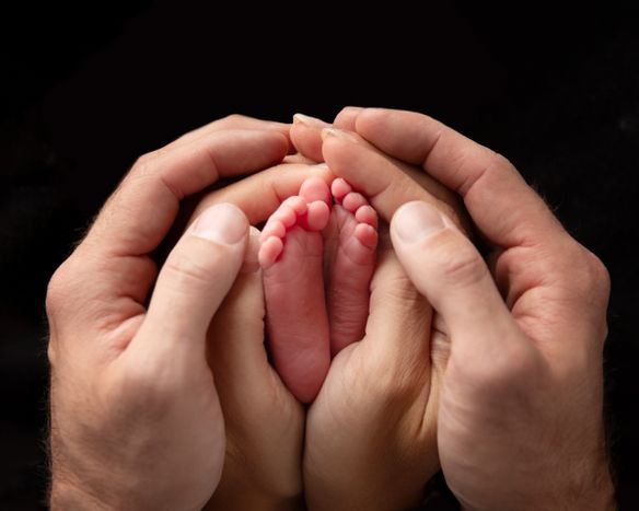 Newborn Photographer Murfreesboro TN Baby Feet in Parent Hands