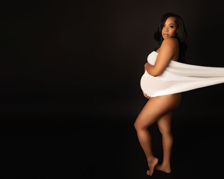 Artistic studio maternity photography by Kelly Saxon Photography in Murfreesboro, Tennessee. Intimate, fine are maternity portraits celebrating pregnancy for expecting mothers throughout Rutherford County Murfreesboro TN Maternity Photograper | Kelly Saxon Photography