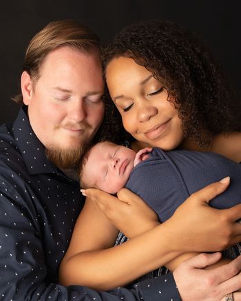 Parents holding their newborn baby during a cozy family portrait session by Kelly Saxon Photography in Murfreesboro TN family newborn photography murfreesboro tn