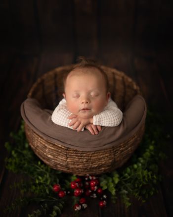 Newborn Photography by Kelly Saxon Photography in Murfreesboro, Tennessee. Safe, professional posed newborn portraits created in a clam studi enviroment for families throughout Rutherfor County. Murfreesboro TN Newborn Photographer | Kelly Saxon Photography