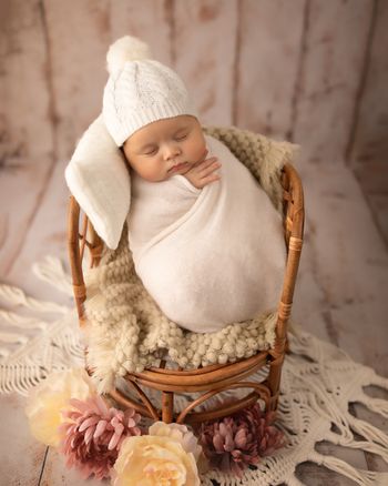 Newborn Photography by Kelly Saxon Photography in Murfreesboro, Tennessee. Soft, timeless newborn portraits created safely in a calm studio setting for families throughout Rutherford County. Murfeesboro TN Newborn Photographer | Kelly Saxon Photography