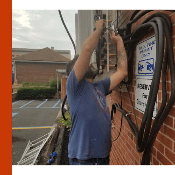 Image of a worker fixing a heat pump Image of a worker fixing a heat pump