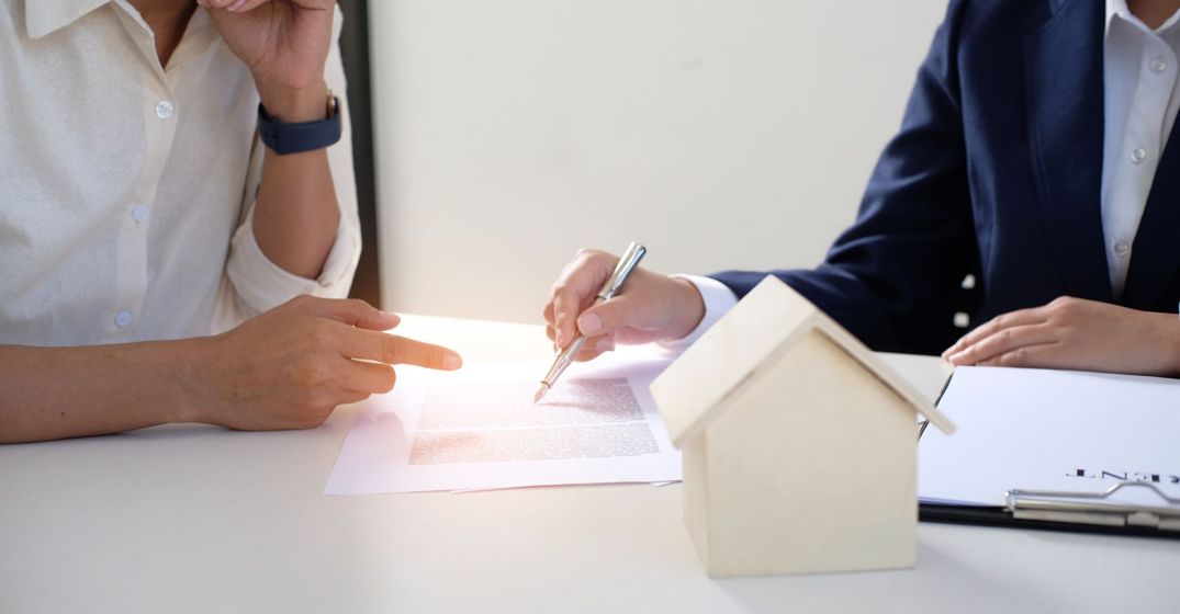 Discussing apartment management services