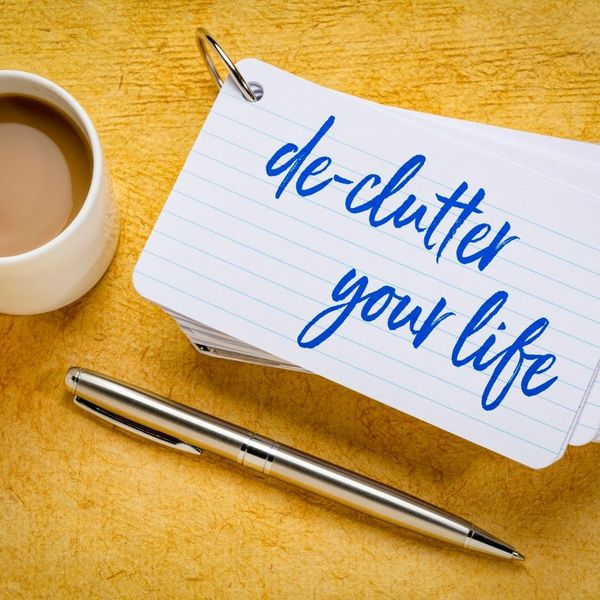 note card that says "de-clutter your life"
