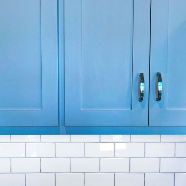 Vibrant blue kitchen cabinets with a nice backsplash