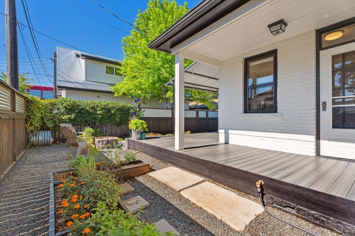 24-print-138 E 8th St, 24.jpg