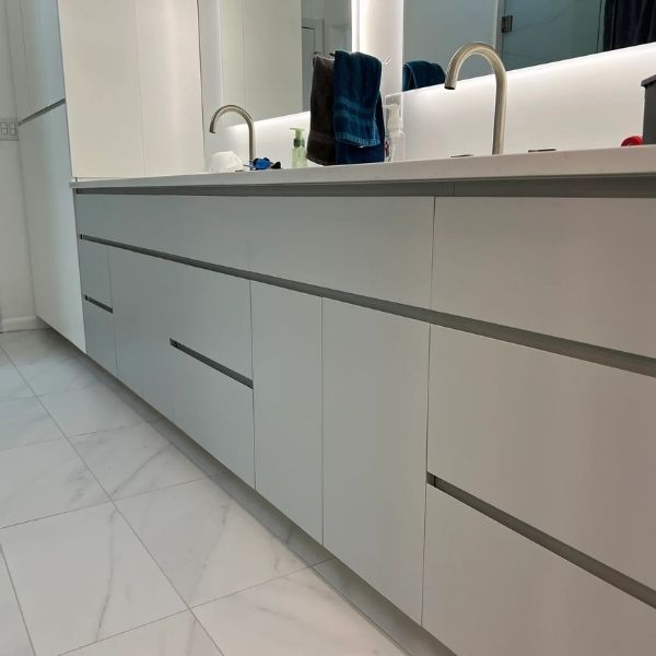 Bathroom cabinet drawers