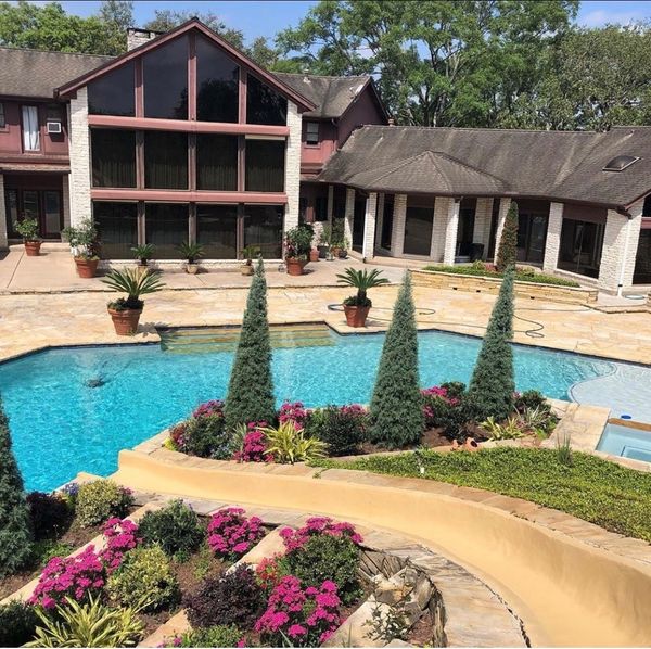 Landscaped Houston pool after restoration by Express Pool Plastering