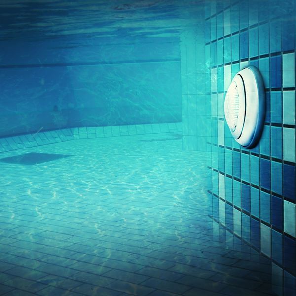 Underwater side lighting in pool