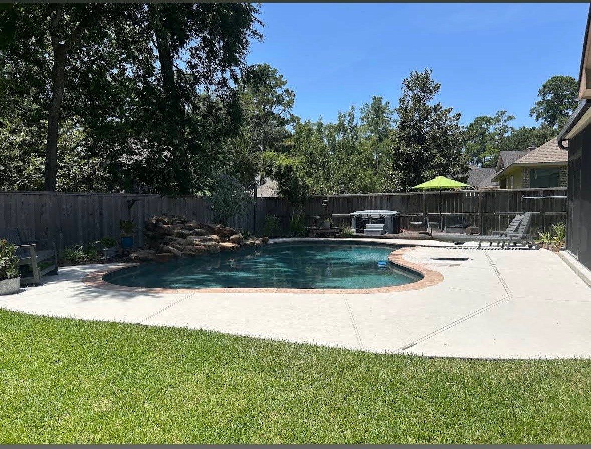 Conroe, TX swimming pool with new plaster in the color the homeowner chose, finished by Express Pool Plastering