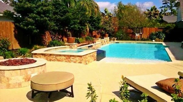 Houston pool and raised spa with an intact waterline tile band and stone coping