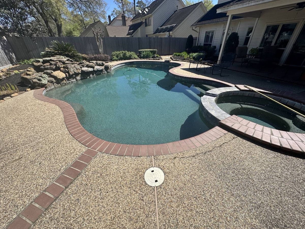 Kingwood, TX pool spa with worn plaster before Express Pool Plastering converted it to a tanning ledge