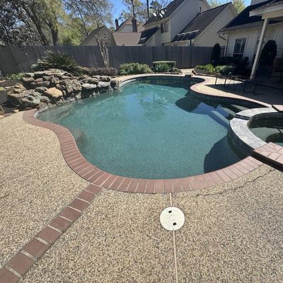 Kingwood, TX pool spa with worn plaster before Express Pool Plastering converted it to a tanning ledge