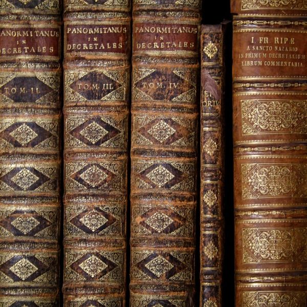 The Ultimate Guide to Storing Antiques and Collectibles in Bowling Greens Climate1.jpg