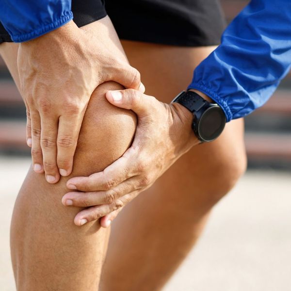 athlete with knee pain and stiffness