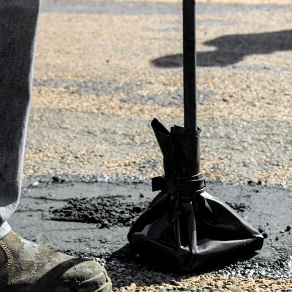 Repairing asphalt