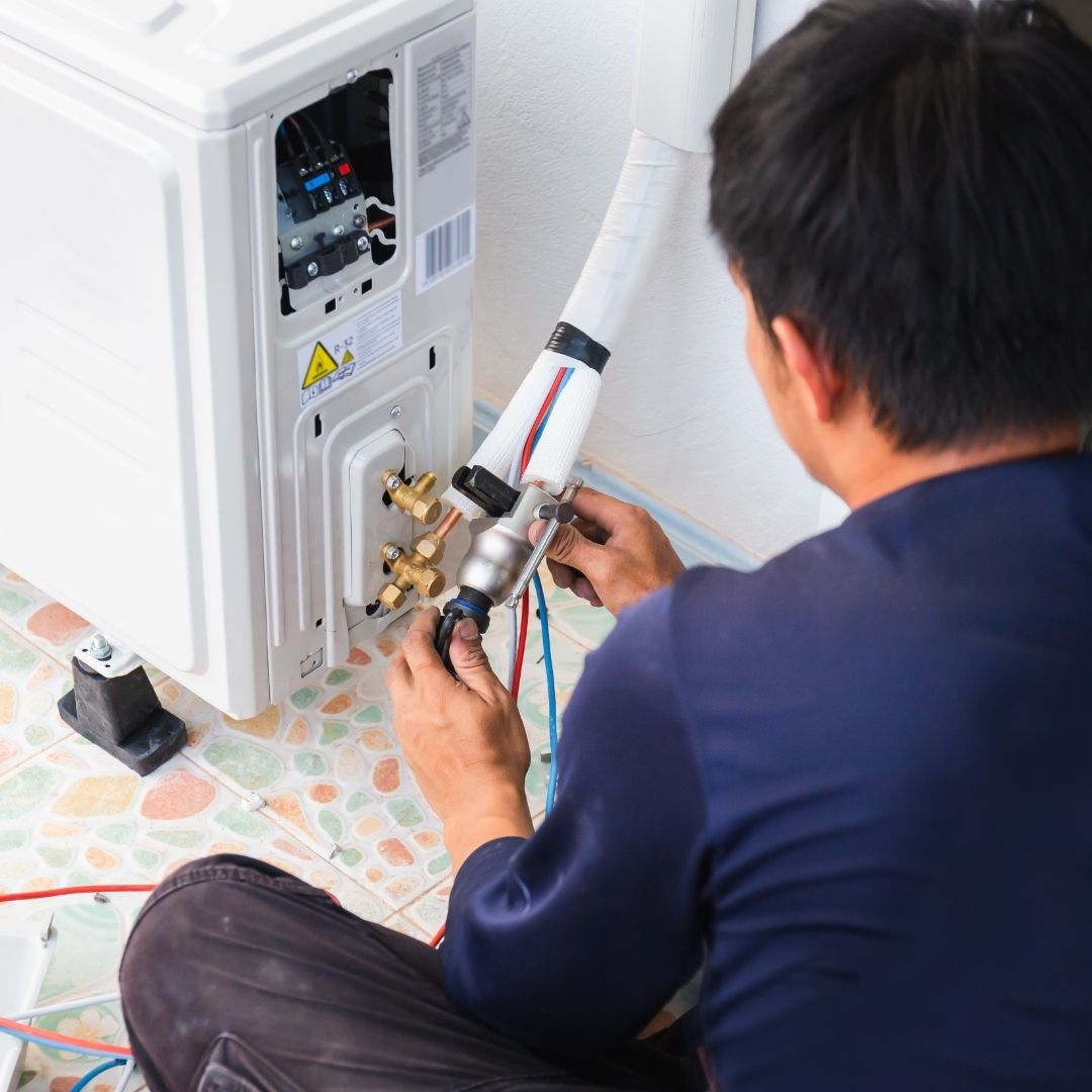 ac contractor repairing ac unit