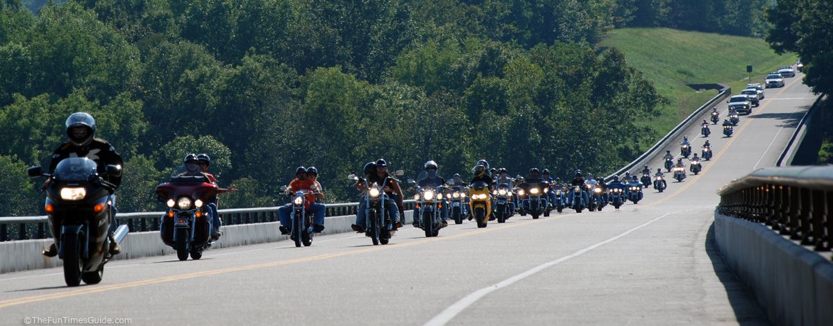 motorcycle-wave-riding-in-large-groups.jpg