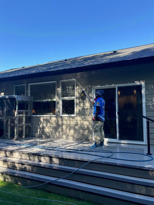wmployee power washing house