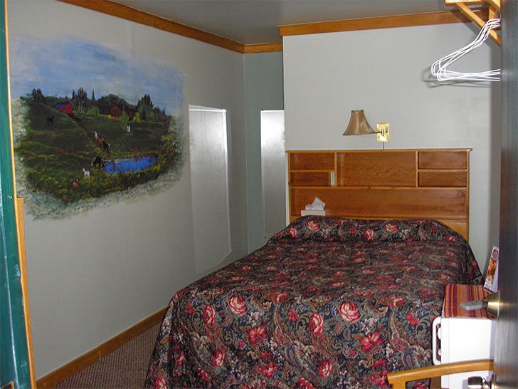 Queen Room at Mitchell Creek Inn